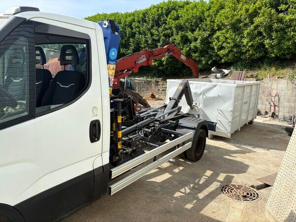 Camion-grue Calard Bennes Lyon pour poser une benne dans un accès difficile à Vénissieux