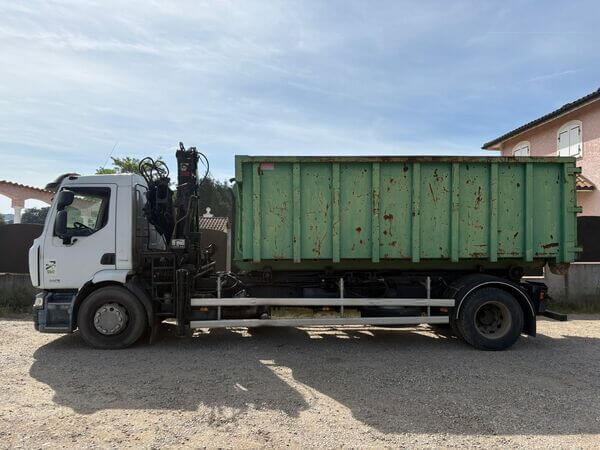 Grande benne de 30 m³ sur camion porteur Calard à Lyon