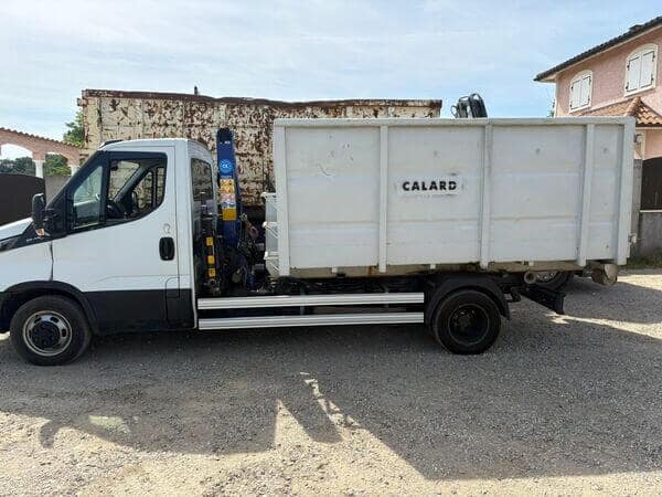 Camion Calard livrant une benne devant une maison à Lyon
