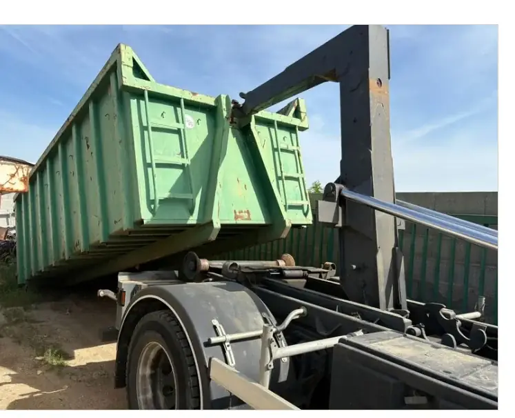 Benne ampliroll de 20 m³ chargée sur un camion à Lyon