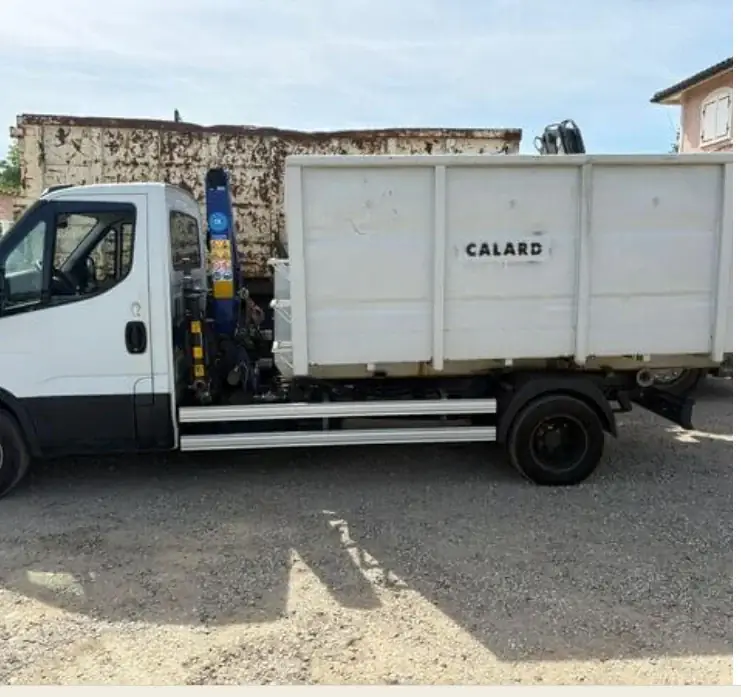 Camion Calard équipé d'une grue pour la location de bennes à Lyon