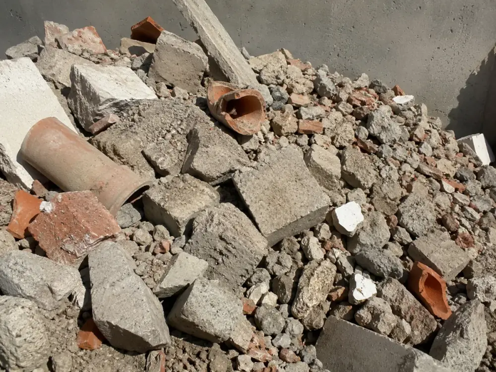 Gravats inertes de chantier, béton, briques et tuiles, évacués en benne à Lyon
