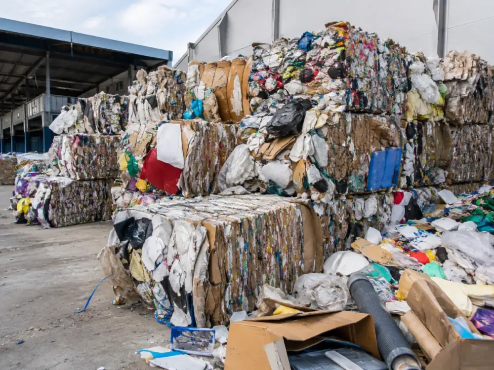 Déchets industriels banals triés en balles de cartons et plastiques en centre de tri
