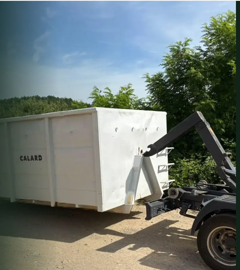 Benne de location Calard déposée par camion à Lyon